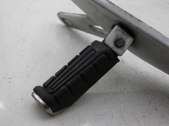 photo de SUPORTE DO DESCANSO DE PÉ TRASEIRO DIREITO YAMAHA YBR CUSTOM 125 (2008 - 2010) - Marcações e referências