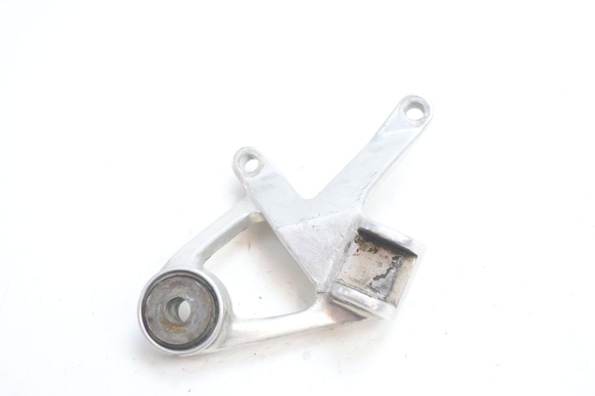 photo de PLACA DO DESCANSO DO PÉ TRASEIRO DIREITO YAMAHA YZF R GENESIS 750 (1993 - 1998) - Detalhe da peça
