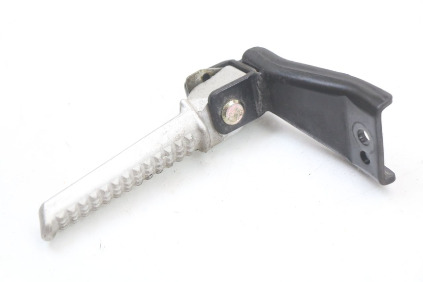 photo de SUPORTE DO DESCANSO DE PÉ TRASEIRO ESQUERDO DAELIM A-FOUR 2T 50 (2005 - 2012) - Detalhe da peça