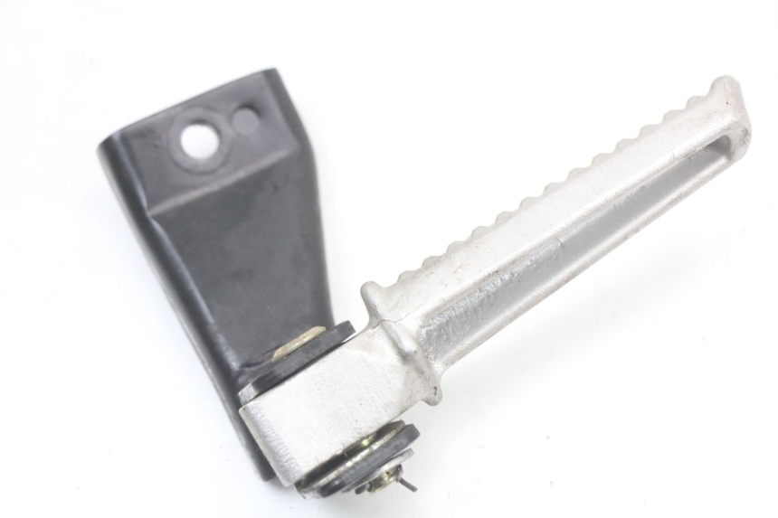 photo de SUPORTE DO DESCANSO DE PÉ TRASEIRO ESQUERDO DAELIM A-FOUR 2T 50 (2005 - 2012) - Zoom do estado de desgaste