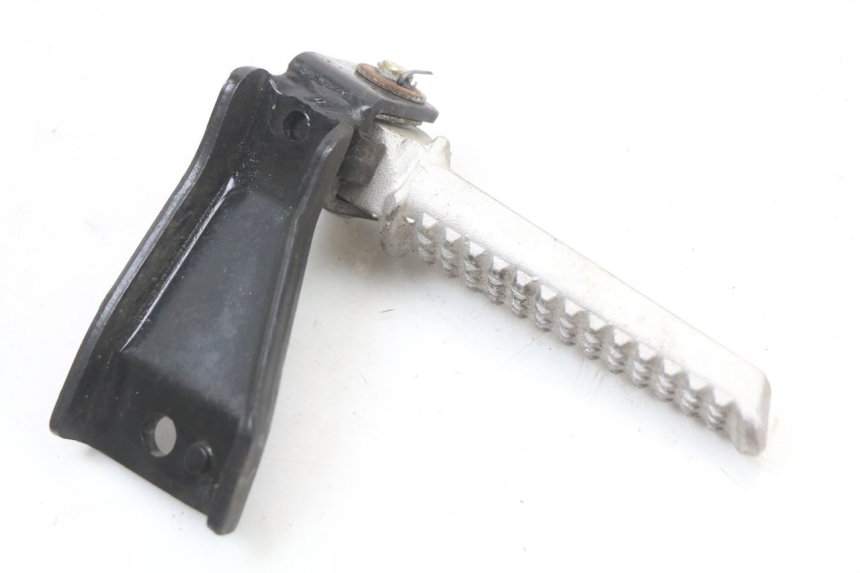 photo de SUPORTE DO DESCANSO DE PÉ TRASEIRO ESQUERDO DAELIM A-FOUR 2T 50 (2005 - 2012) - Outro ângulo de visão
