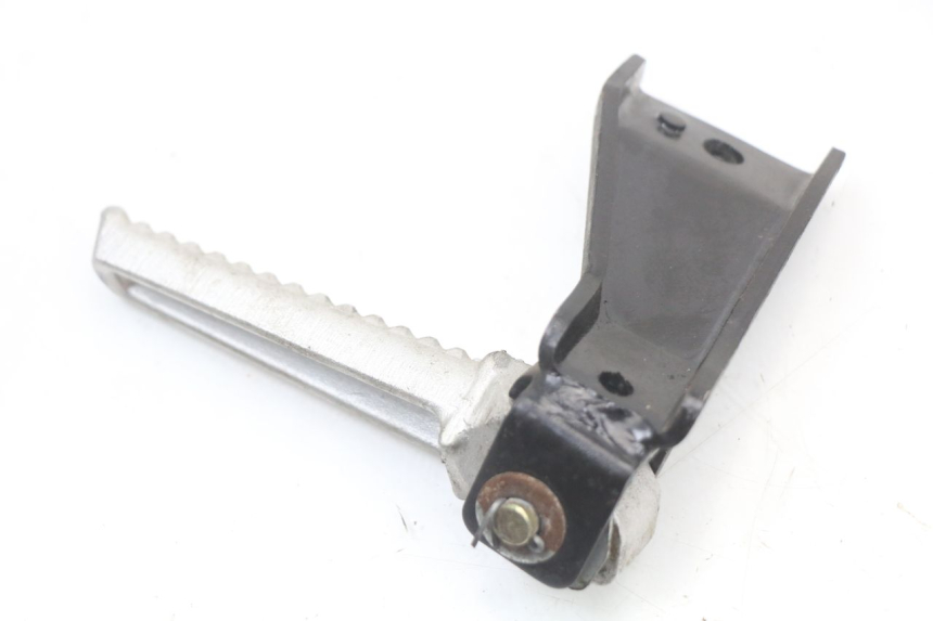 photo de SUPORTE DO DESCANSO DE PÉ TRASEIRO ESQUERDO DAELIM A-FOUR 2T 50 (2005 - 2012) - Ampliação técnica