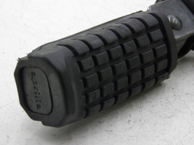 photo de SUPORTE DO DESCANSO DE PÉ TRASEIRO ESQUERDO APRILIA SCARABEO 100 (2003 - 2012) - Detalhe da peça