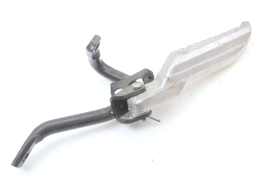 photo de SUPORTE DO DESCANSO DE PÉ TRASEIRO ESQUERDO JONWAY AZTRAL 125 (2008 - 2017) - Ampliação técnica