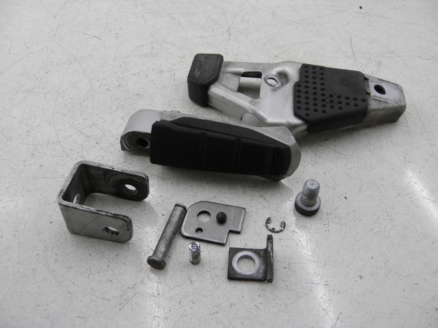 photo de SUPORTE DO DESCANSO DE PÉ TRASEIRO ESQUERDO BMW R RS 1150 (2001 - 2005) - Vista principal