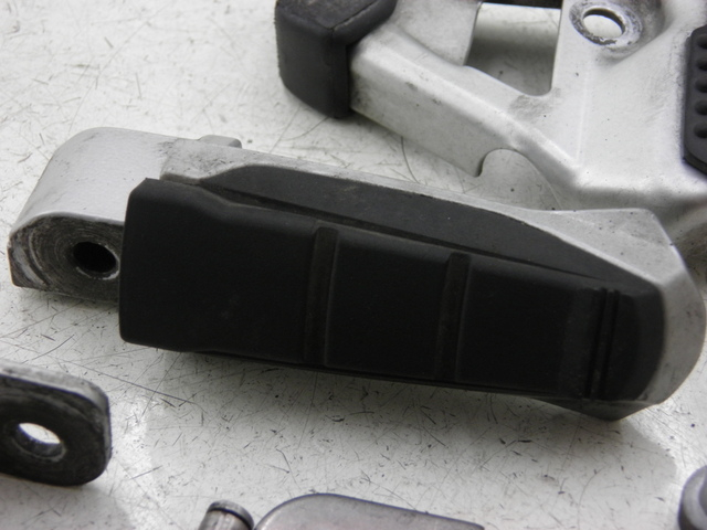 photo de SUPORTE DO DESCANSO DE PÉ TRASEIRO ESQUERDO BMW R RS 1150 (2001 - 2005) - Detalhe da peça