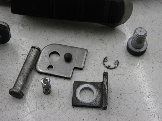 photo de SUPORTE DO DESCANSO DE PÉ TRASEIRO ESQUERDO BMW R RS 1150 (2001 - 2005) - Outro ângulo de visão