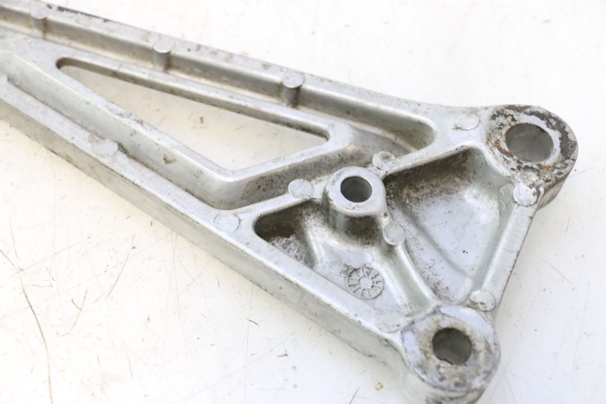 photo de PLACA DO DESCANSO DE PÉ TRASEIRO ESQUERDO HONDA CB TWO FIFTY 250 (1991 - 2002) - Pontos de fixação