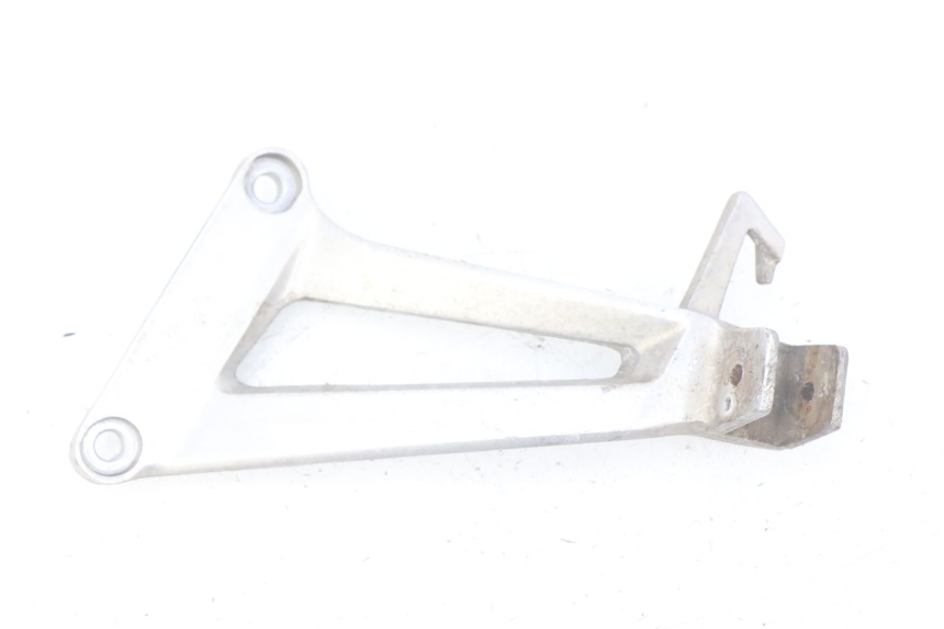 photo de SUPORTE DO DESCANSO DE PÉ TRASEIRO ESQUERDO HONDA CBR R 125 (2003 - 2006) - Vista principal