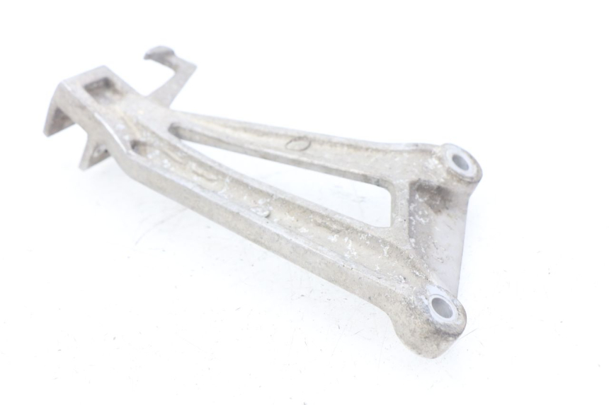photo de SUPORTE DO DESCANSO DE PÉ TRASEIRO ESQUERDO HONDA CBR R 125 (2003 - 2006) - Detalhe da peça