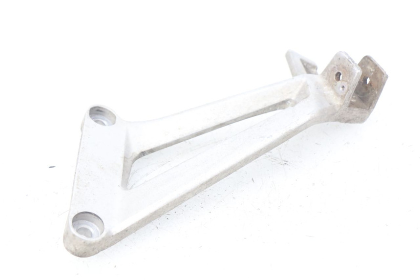 photo de SUPORTE DO DESCANSO DE PÉ TRASEIRO ESQUERDO HONDA CBR R 125 (2003 - 2006) - Outro ângulo de visão