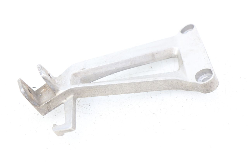 photo de SUPORTE DO DESCANSO DE PÉ TRASEIRO ESQUERDO HONDA CBR R 125 (2003 - 2006) - Ampliação técnica