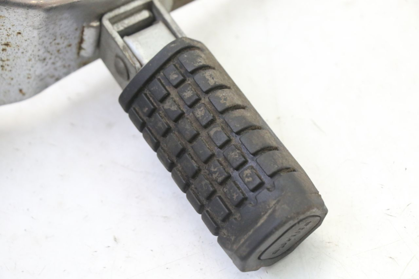 photo de SUPORTE DO DESCANSO DE PÉ TRASEIRO ESQUERDO APRILIA CLASSIC 125 (1995 - 2001) - Outro ângulo de visão