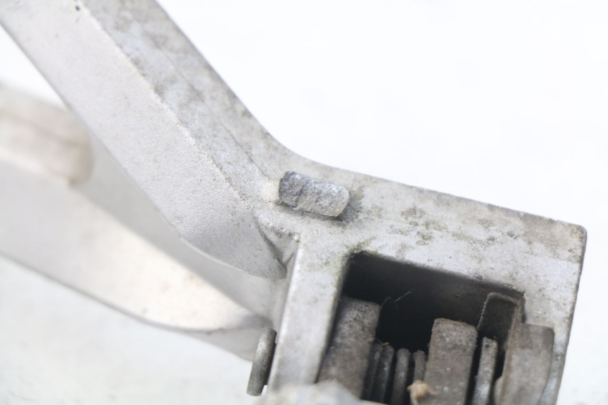 photo de SUPORTE DO DESCANSO DE PÉ TRASEIRO ESQUERDO HYOSUNG COMET GTR 125 (2007 - 2014) - Detalhe da peça