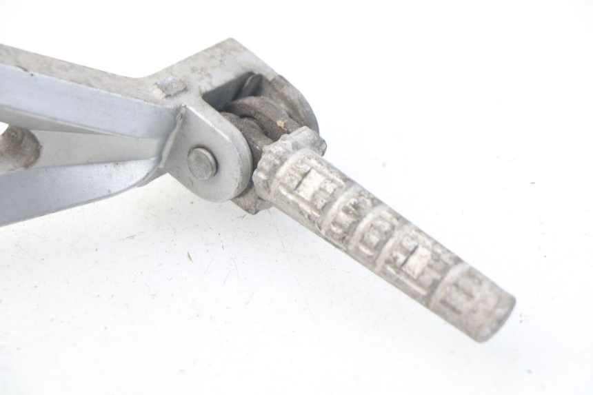 photo de SUPORTE DO DESCANSO DE PÉ TRASEIRO ESQUERDO HYOSUNG COMET GTR 125 (2007 - 2014) - Outro ângulo de visão