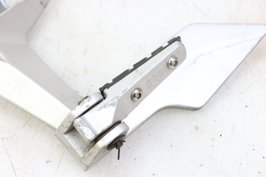 photo de SUPORTE DO DESCANSO DE PÉ TRASEIRO ESQUERDO STAHO FH 50 (2018 - 2019) - Pontos de fixação