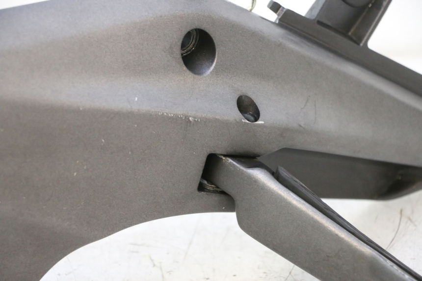 photo de SUPORTE DO DESCANSO DE PÉ TRASEIRO ESQUERDO HONDA FJS SILVER WING SILVERWING 400 (2005 - 2008) - Detalhes característicos