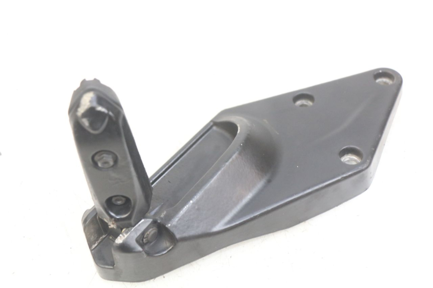 photo de SUPORTE DO DESCANSO DE PÉ TRASEIRO ESQUERDO GILERA GP 800 (2007 - 2013) - Detalhe da peça