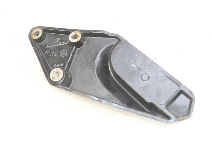 photo de SUPORTE DO DESCANSO DE PÉ TRASEIRO ESQUERDO GILERA GP 800 (2007 - 2013) - Outro ângulo de visão