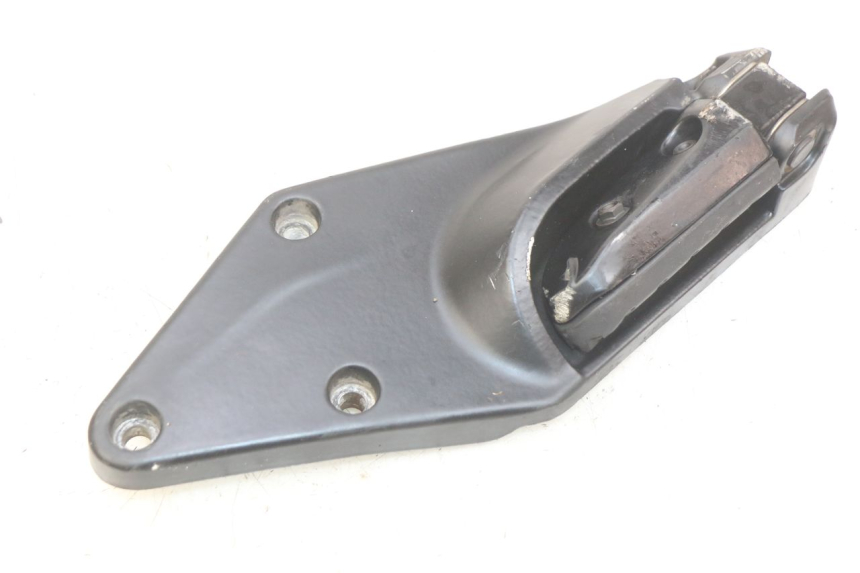 photo de SUPORTE DO DESCANSO DE PÉ TRASEIRO ESQUERDO GILERA GP 800 (2007 - 2013) - Ampliação técnica