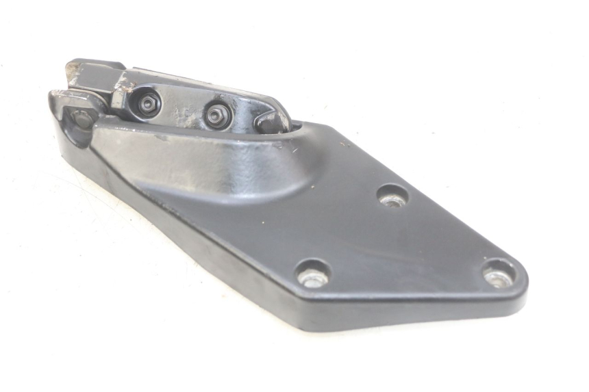 photo de SUPORTE DO DESCANSO DE PÉ TRASEIRO ESQUERDO GILERA GP 800 (2007 - 2013) - Vista geral