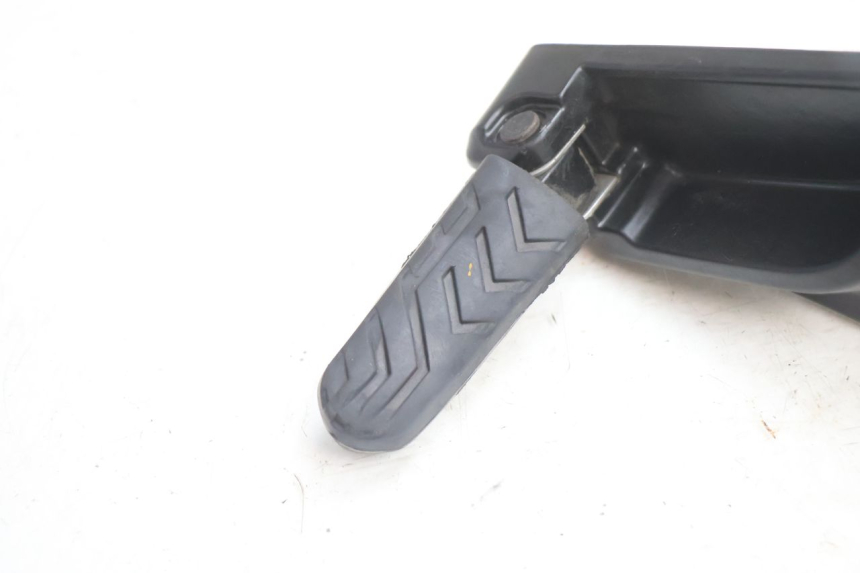 photo de SUPORTE DO DESCANSO DE PÉ TRASEIRO ESQUERDO GILERA GP 800 (2007 - 2013) - Detalhe da peça