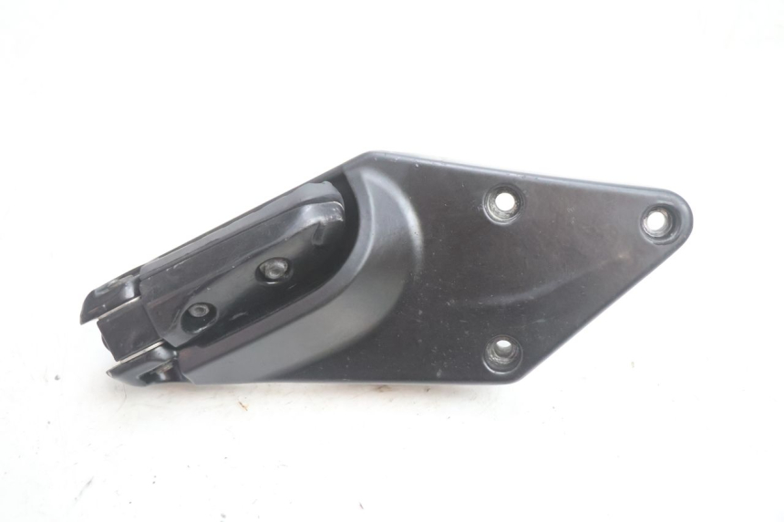 photo de SUPORTE DO DESCANSO DE PÉ TRASEIRO ESQUERDO GILERA GP 800 (2007 - 2013) - Pontos de fixação