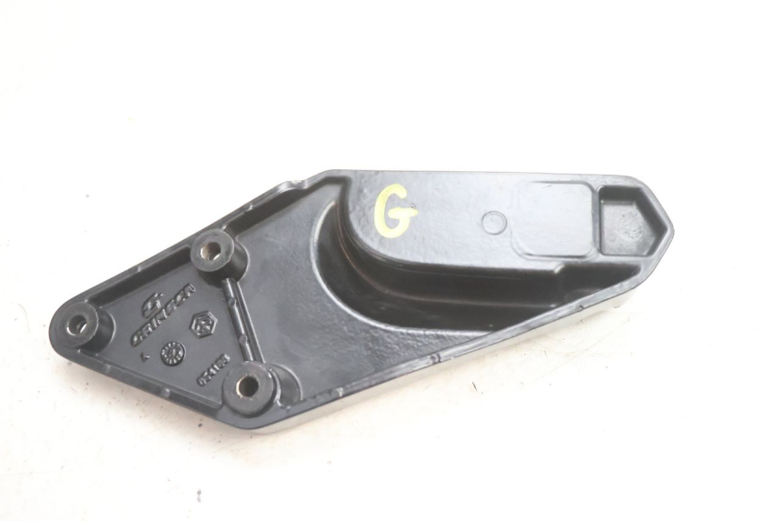 photo de SUPORTE DO DESCANSO DE PÉ TRASEIRO ESQUERDO GILERA GP 800 (2007 - 2013) - Peça verificada