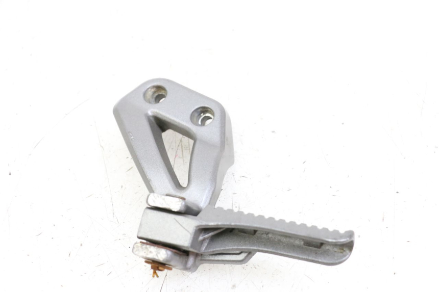 photo de SUPORTE DO DESCANSO DE PÉ TRASEIRO ESQUERDO NECO GPX LC 2T 50 (2014 - 2018) - Detalhe da peça