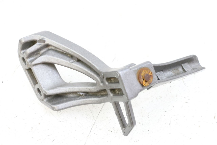 photo de SUPORTE DO DESCANSO DE PÉ TRASEIRO ESQUERDO NECO GPX LC 2T 50 (2014 - 2018) - Outro ângulo de visão
