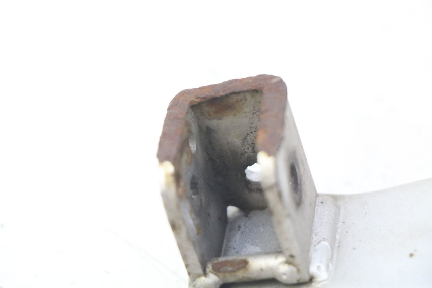 photo de SUPORTE DO DESCANSO DE PÉ TRASEIRO ESQUERDO SUZUKI GSF S BANDIT 600 (2000 - 2004) - Detalhe da peça