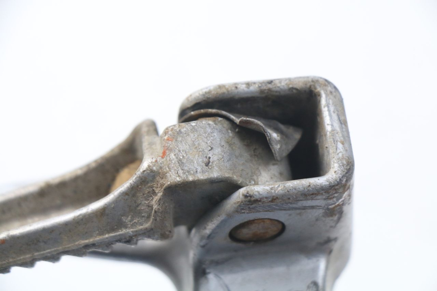 photo de SUPORTE DO DESCANSO DE PÉ TRASEIRO ESQUERDO SUZUKI GSX-R GSXR 600 (2001 - 2003) - Detalhe da peça
