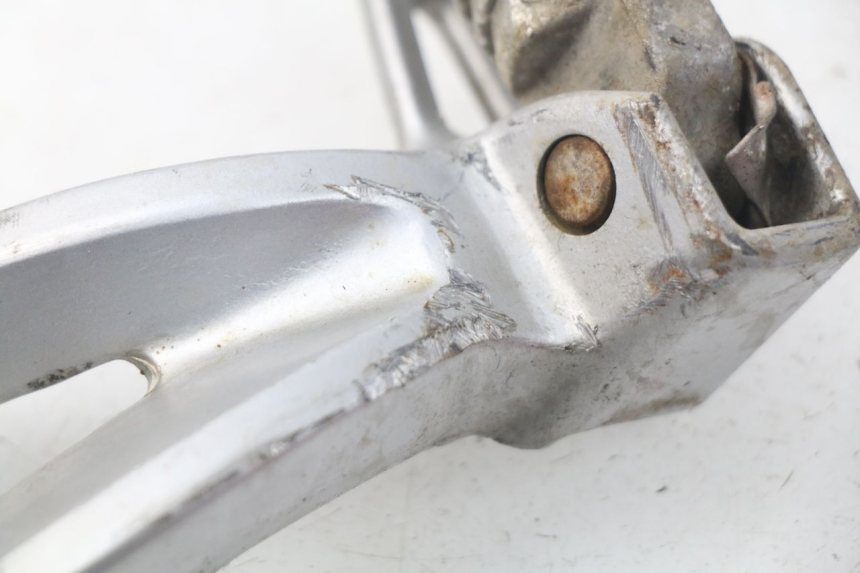 photo de SUPORTE DO DESCANSO DE PÉ TRASEIRO ESQUERDO SUZUKI GSX-R GSXR 600 (2001 - 2003) - Estado da superfície