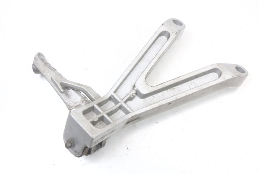 photo de SUPORTE DO DESCANSO DE PÉ TRASEIRO ESQUERDO HYOSUNG GTR 125 (2006 - 2008) - Ampliação técnica