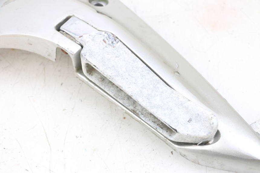 photo de SUPORTE DO DESCANSO DE PÉ TRASEIRO ESQUERDO JM MOTORS GTS 125 (2015 - 2019) - Detalhes característicos