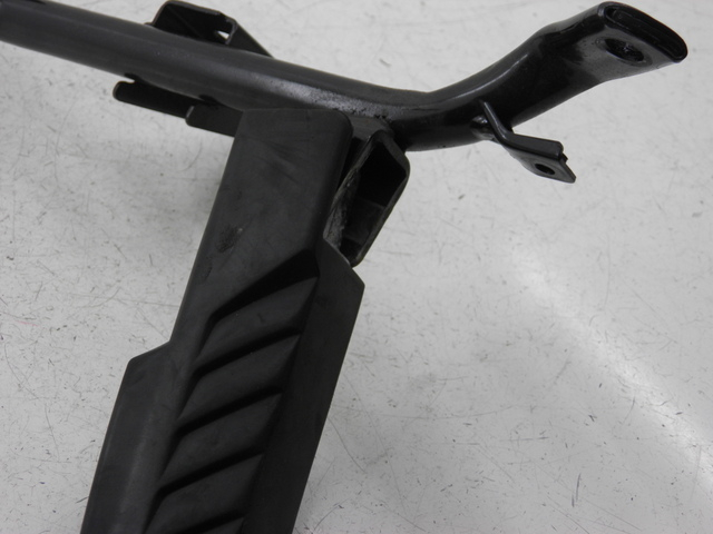 photo de SUPORTE DO DESCANSO DE PÉ TRASEIRO ESQUERDO HONDA FES S-WING SWING ABS 125 (2007 - 2015) - Detalhe da peça