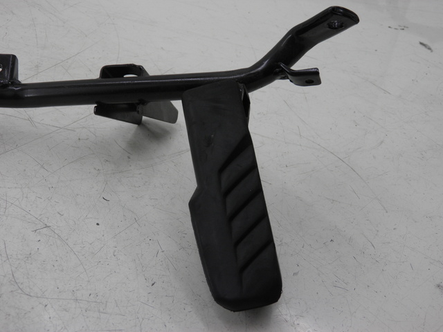 photo de SUPORTE DO DESCANSO DE PÉ TRASEIRO ESQUERDO HONDA FES S-WING SWING ABS 125 (2007 - 2015) - Peça verificada