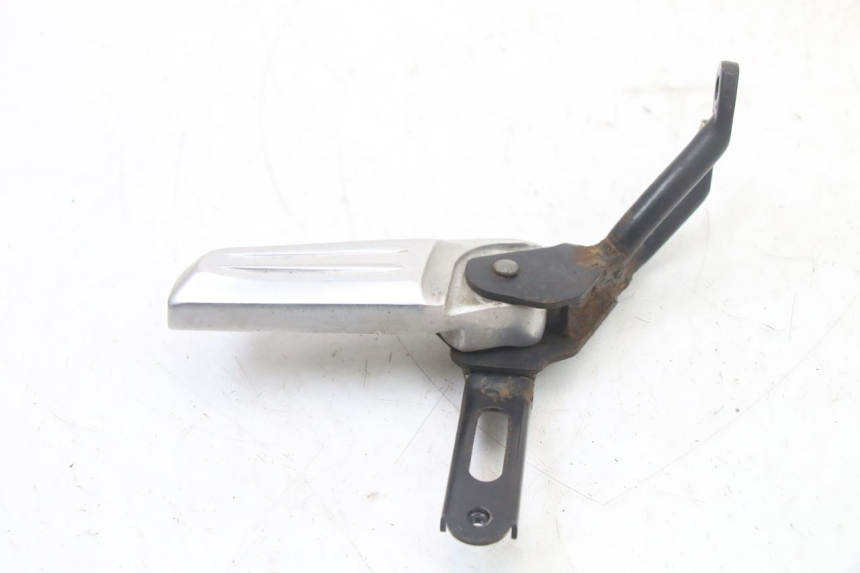 photo de SUPORTE DO DESCANSO DE PÉ TRASEIRO ESQUERDO HONDA PCX (JF57/JF64) 125 (2014 - 2018) - Detalhe da peça