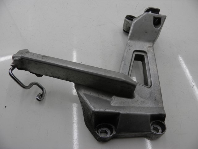 photo de SUPORTE DO DESCANSO DE PÉ TRASEIRO ESQUERDO HONDA VFR 750 (1990 - 1993) - Detalhe da peça