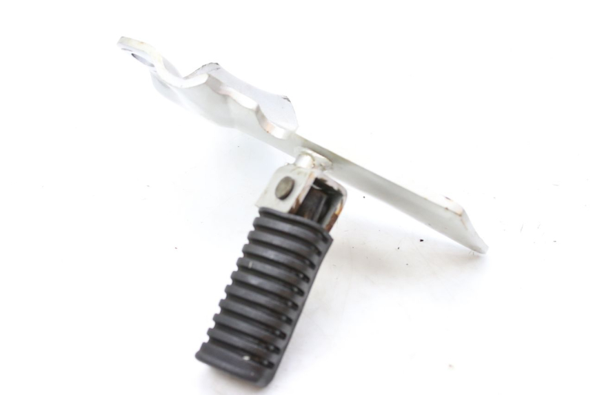photo de SUPORTE DO DESCANSO DE PÉ TRASEIRO ESQUERDO SYM HUSKY 125 (1999 - 2005) - Detalhe da peça