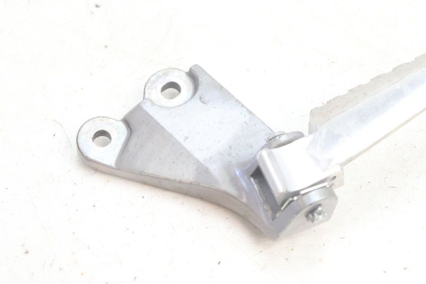 photo de PLACA DO DESCANSO DE PÉ TRASEIRO ESQUERDO YAMAHA N-MAX NMAX 125 (2021 - 2024) - Detalhe da peça