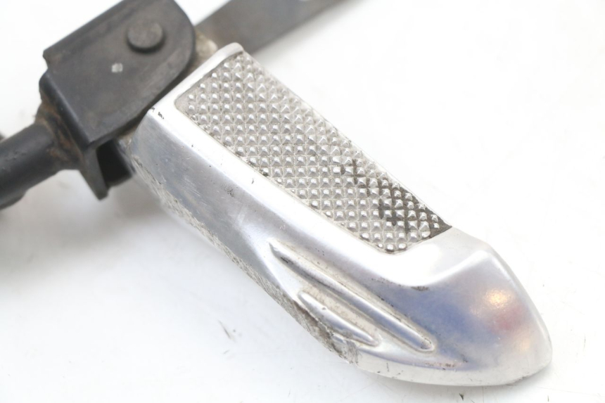 photo de SUPORTE DO DESCANSO DE PÉ TRASEIRO ESQUERDO HONDA NHX LEAD 110 (2008 - 2010) - Detalhe da peça