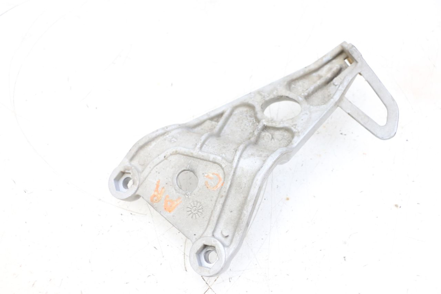 photo de SUPORTE DO DESCANSO DE PÉ TRASEIRO ESQUERDO HONDA NSR R 125 (1994 - 2003) - Detalhe da peça