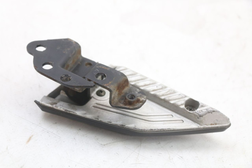 photo de SUPORTE DO DESCANSO DE PÉ TRASEIRO ESQUERDO PEUGEOT BELVILLE 125 (2017 - 2021) - Estado da superfície