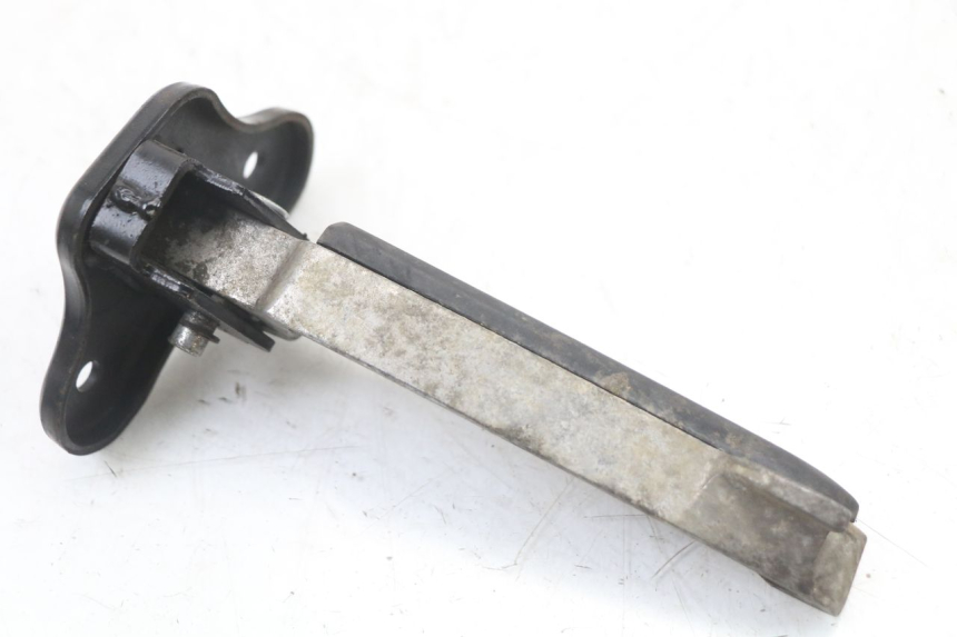 photo de SUPORTE DO DESCANSO DE PÉ TRASEIRO ESQUERDO PEUGEOT DJANGO 125 (2014 - 2017) - Detalhe da peça