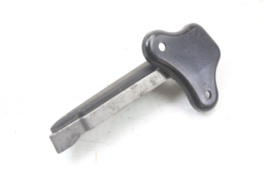 photo de SUPORTE DO DESCANSO DE PÉ TRASEIRO ESQUERDO PEUGEOT DJANGO 125 (2014 - 2017) - Outro ângulo de visão