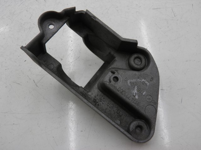 photo de SUPORTE DO DESCANSO DE PÉ TRASEIRO ESQUERDO PEUGEOT JET FORCE CARBU 50 (2003 - 2016) - Detalhe da peça