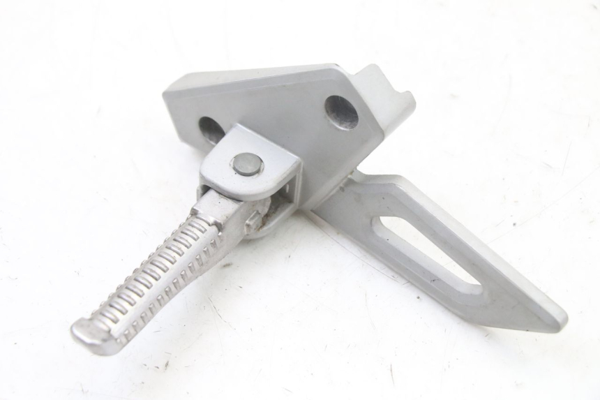 photo de SUPORTE DO DESCANSO DE PÉ TRASEIRO ESQUERDO PEUGEOT SPEEDFIGHT 3 LC 2T 50 (2009 - 2015) - Vista principal