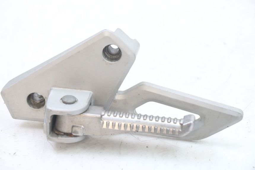 photo de SUPORTE DO DESCANSO DE PÉ TRASEIRO ESQUERDO PEUGEOT SPEEDFIGHT 3 LC 2T 50 (2009 - 2015) - Outro ângulo de visão
