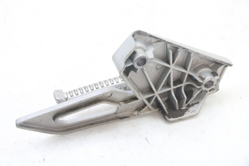 photo de SUPORTE DO DESCANSO DE PÉ TRASEIRO ESQUERDO PEUGEOT SPEEDFIGHT 3 LC 2T 50 (2009 - 2015) - Vista geral